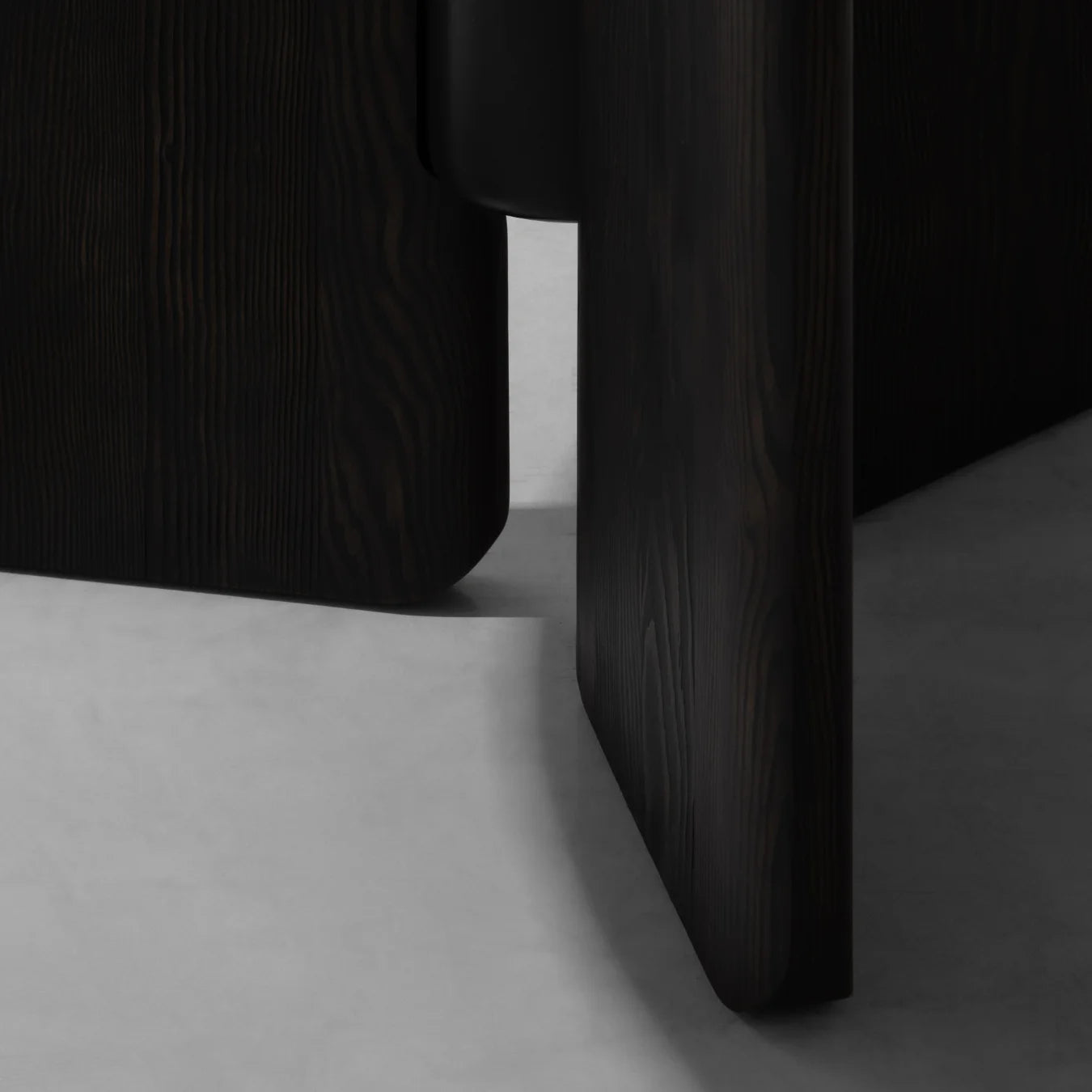 FAIFO ROUND DINING TABLE